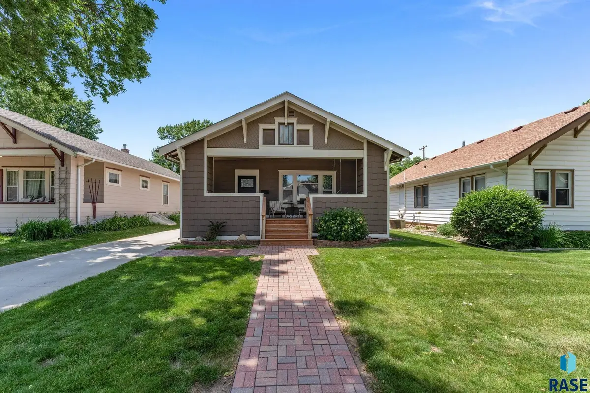 1307 S Summit Ave, Sioux Falls, SD 57105 - #1