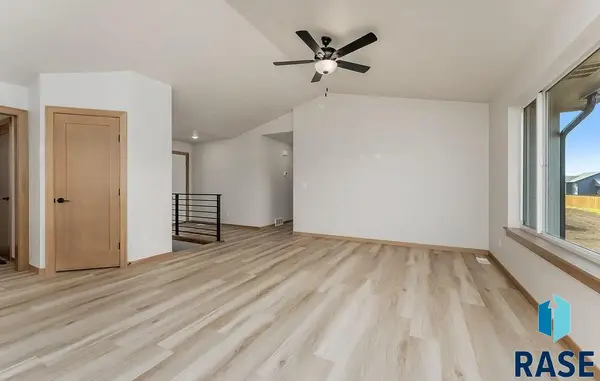 805 Sarah C Cir, Garretson, SD 57030