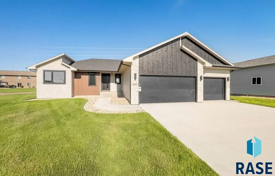 805 Sarah C Cir, Garretson, SD 57030 - #2