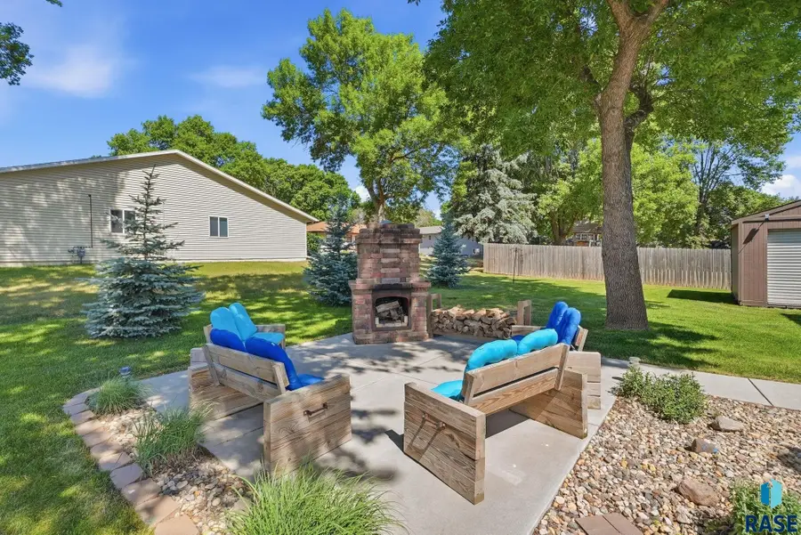 904 E 11th St, Dell Rapids, SD 57022 - #3