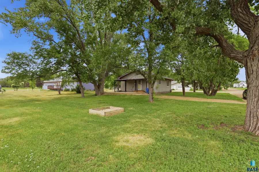 401 W Jefferson Ave, Salem, SD 57058 - #2