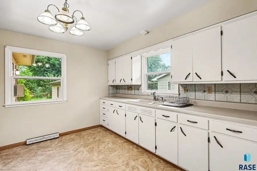 712 N Summit Ave, Madison, SD 57042 - #2