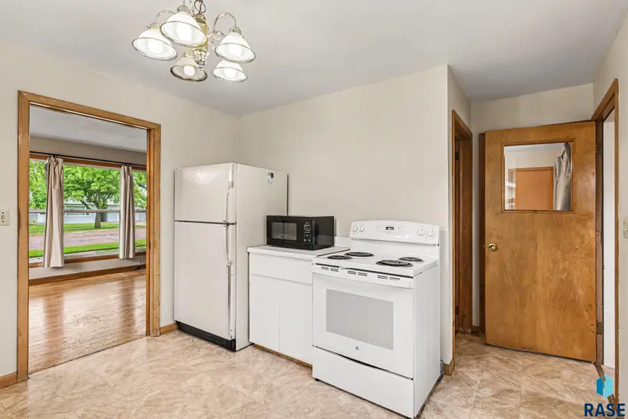 712 N Summit Ave, Madison, SD 57042 - #3