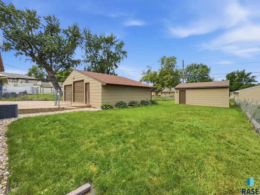 1421 N Lincoln Ave, Sioux Falls, SD 57104 - #3