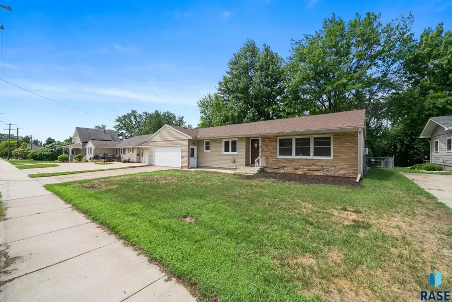 805 N Dakota St, Canton, SD 57013 - #2