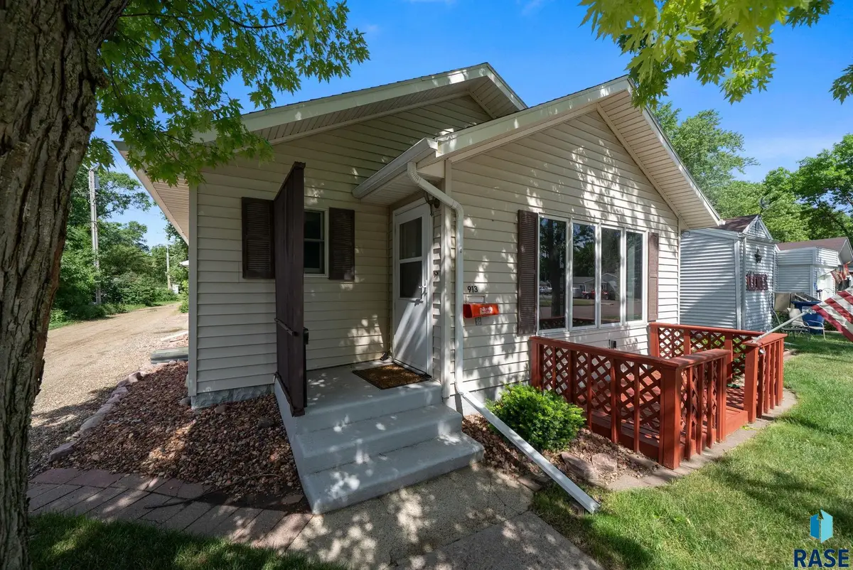 913 N Rowley St, Mitchell, SD 57301 - #1
