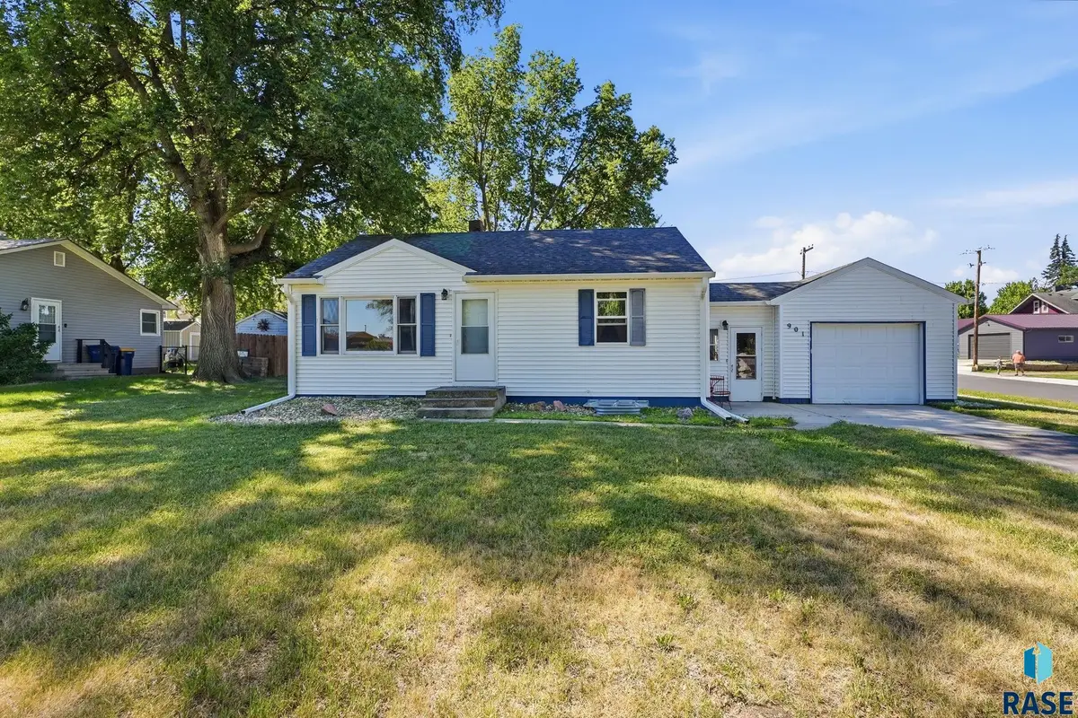 901 E 4th St, Garretson, SD 57030 - #1