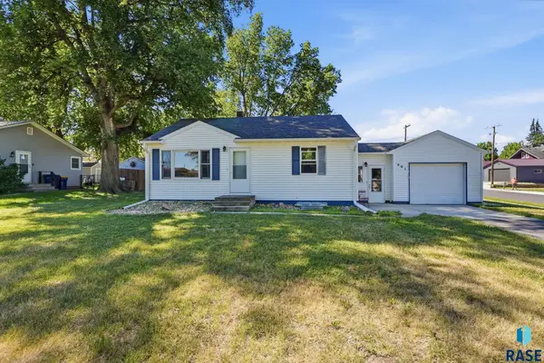 901 E 4th St, Garretson, SD 57030
