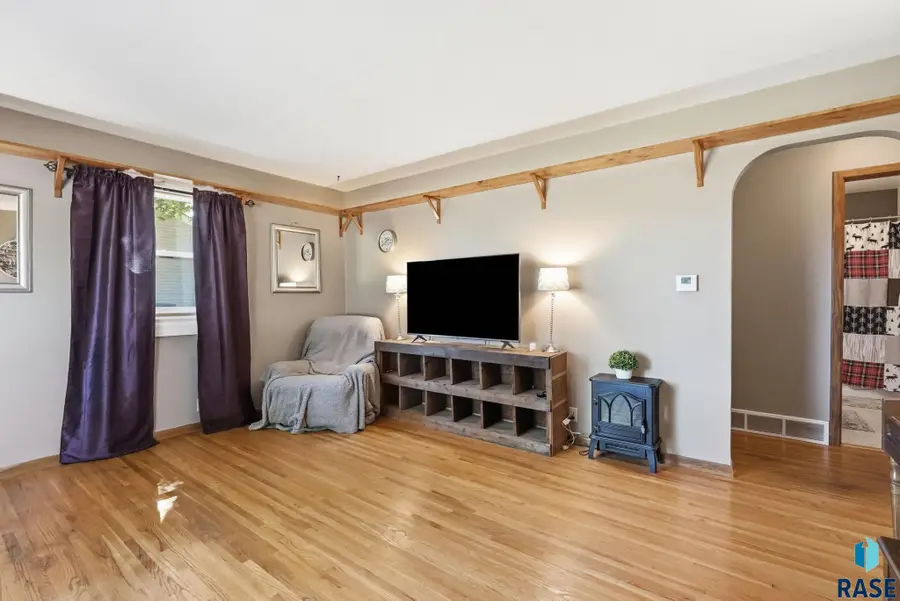 901 E 4th St, Garretson, SD 57030 - #3