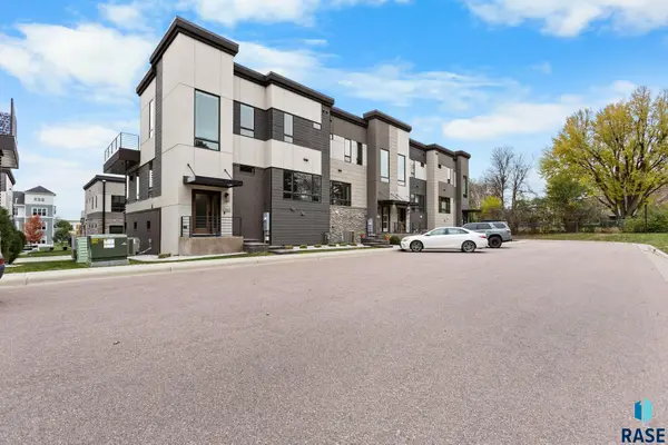 2810 S Oriya Pl, Sioux Falls, SD 57106
