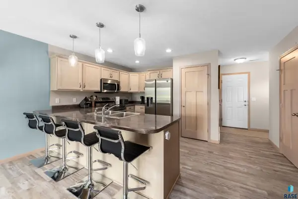 2413 S Ronsiek Ave, Sioux Falls, SD 57106