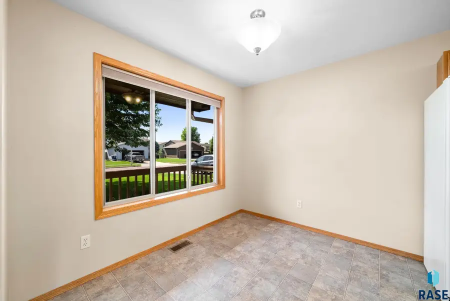 808 Whitewood Ave, Sioux Falls, SD 57106 - #2