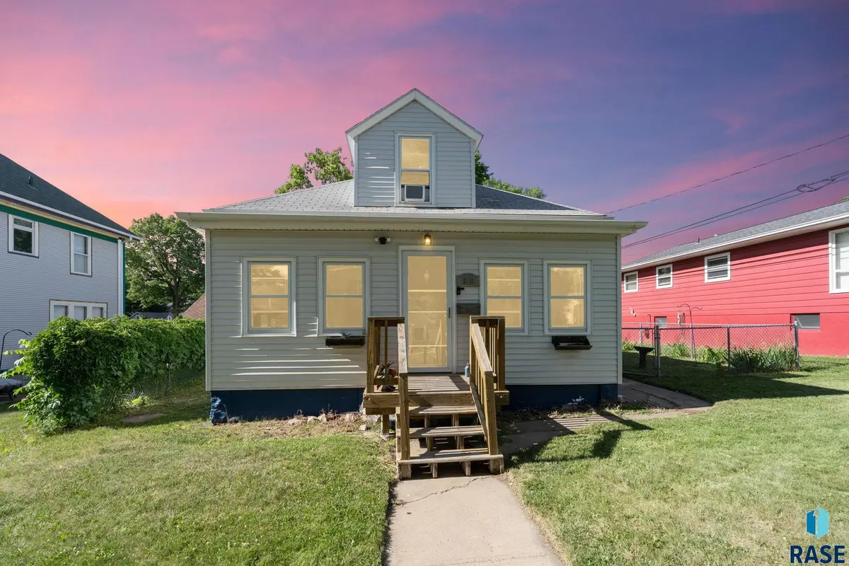 816 W 5th St, Sioux Falls, SD 57104 - #1