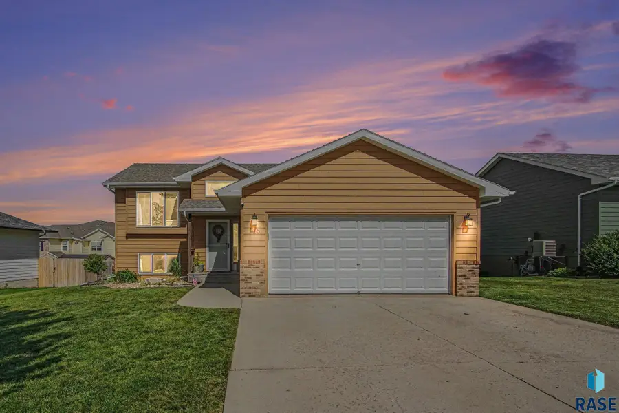 716 Trojan Ave, Hartford, SD 57033 - #2
