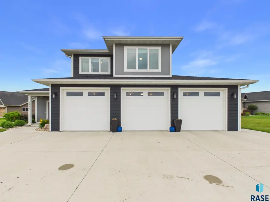 2820 Sweetgrass Dr, Brookings, SD 57006 - #2