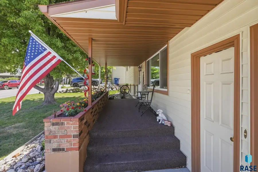 107 W 5th St, Dell Rapids, SD 57022 - #2
