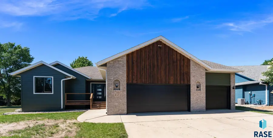 813 E Heatherwood Dr, Brandon, SD 57005 - #3