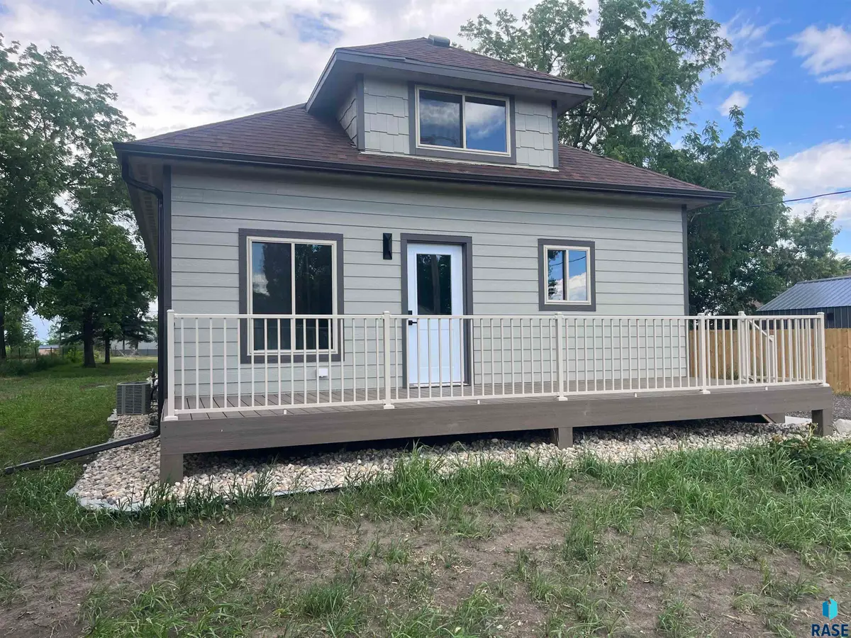 430 Willow St, Canistota, SD 57012 - #1