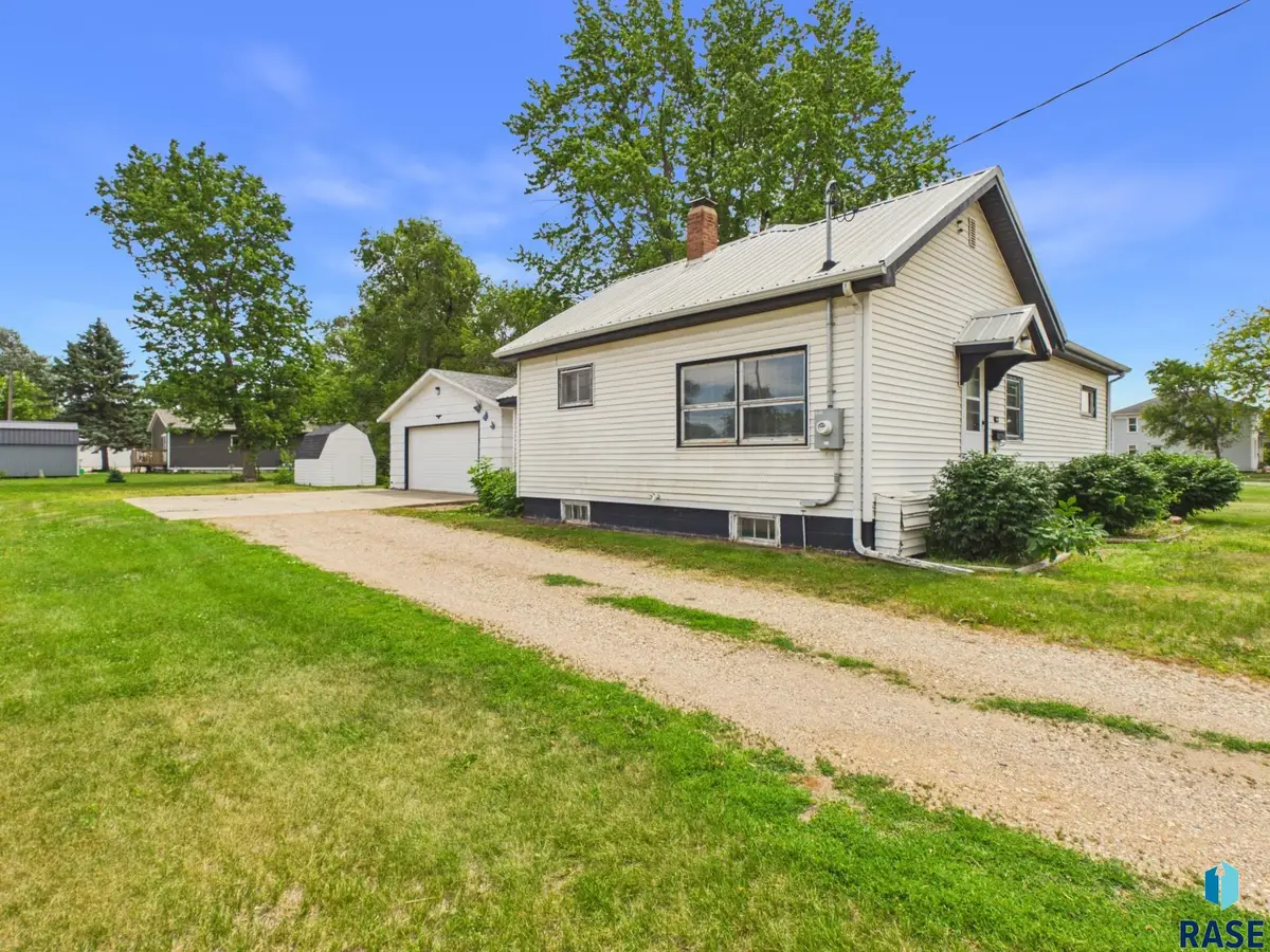612 S Cedar St, Canton, SD 57013 - #1