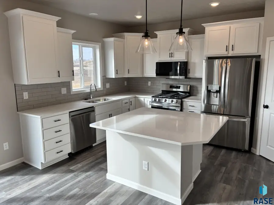 909 S Country Club Ave, Brandon, SD 57005 - #2