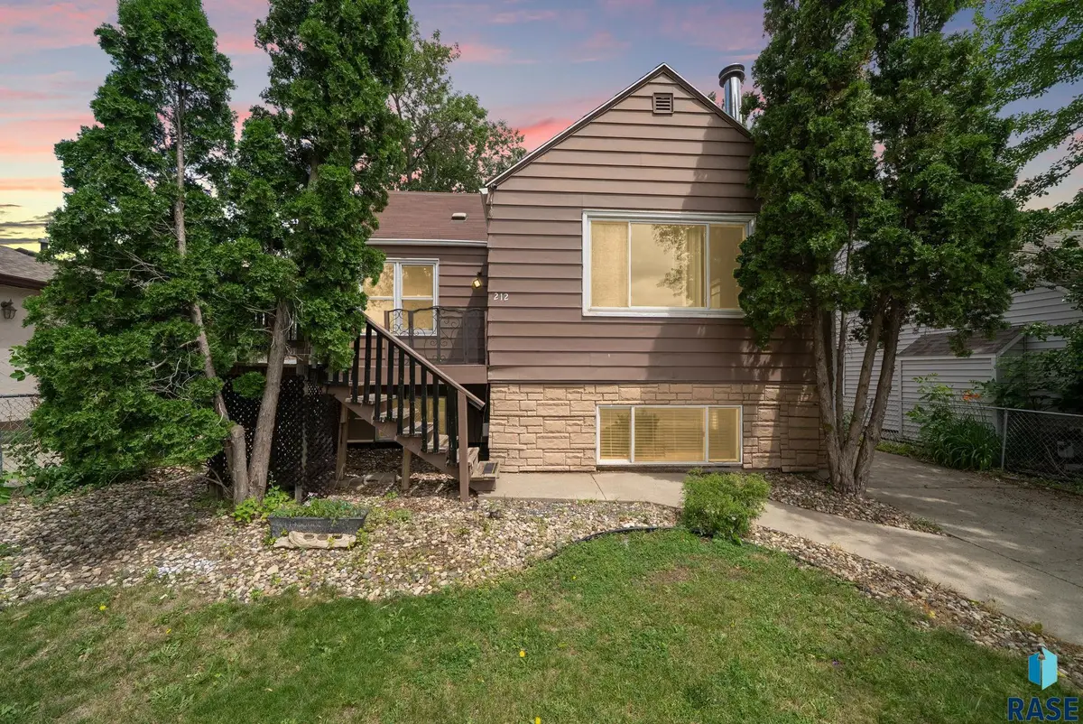 212 W 42nd St, Sioux Falls, SD 57105 - #1