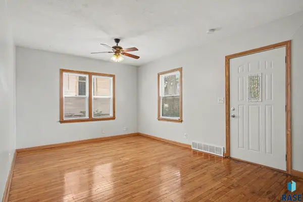 710 N Terrace Pl, Sioux Falls, SD 57104