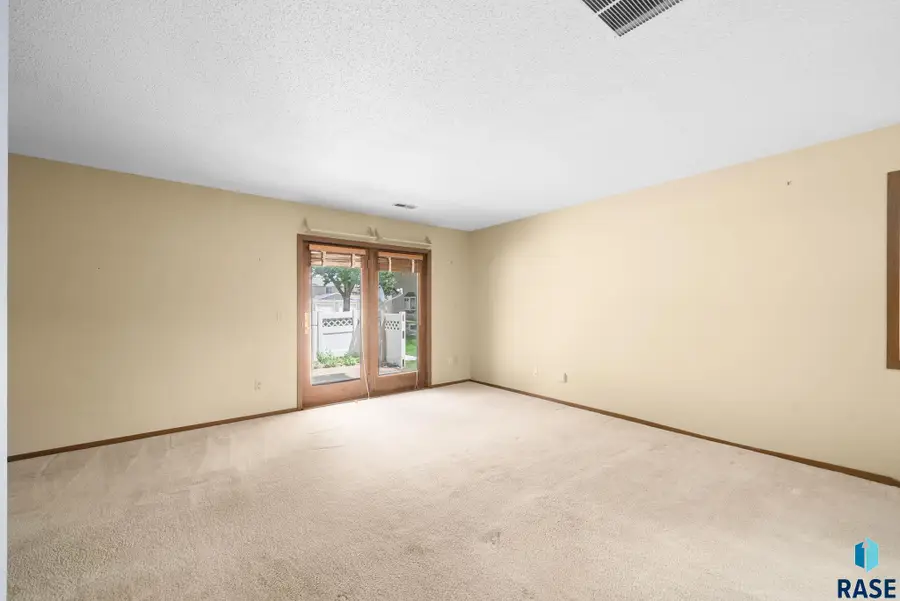 1206 S Bridgeport Pl, Sioux Falls, SD 57106 - #2