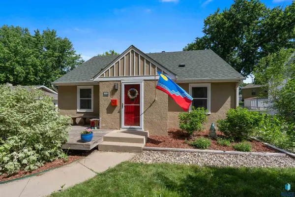 909 S Westmoor Dr, Sioux Falls, SD 57104
