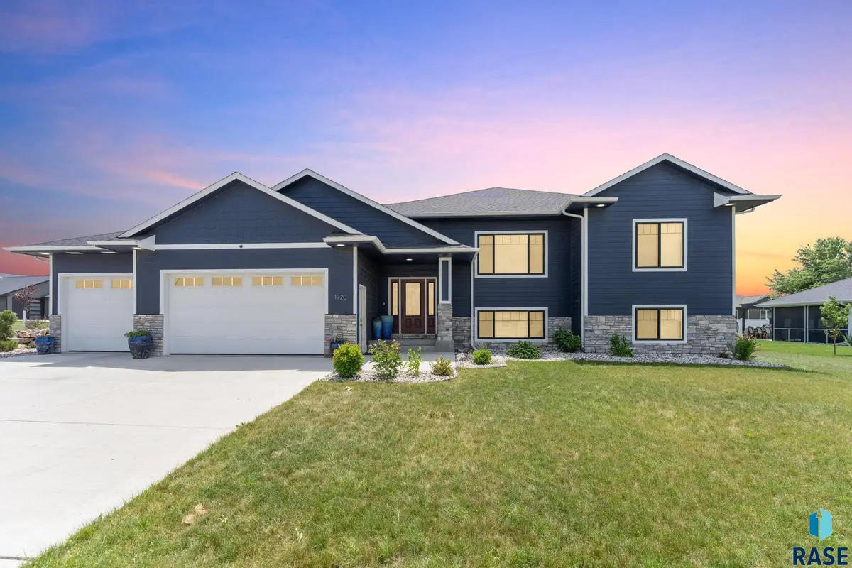 1720 N Paddington Trl, Sioux Falls, SD 57110 - #1