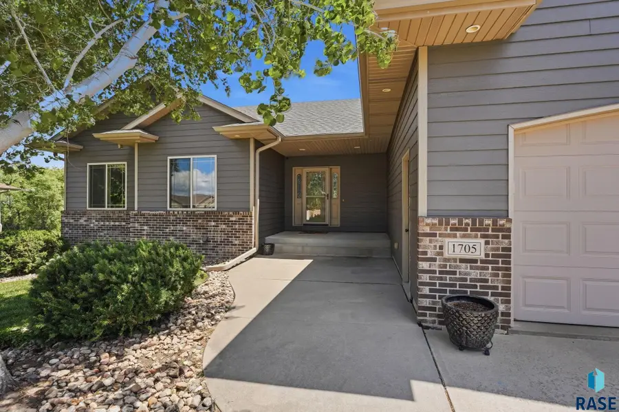 1705 W Ashton Trl, Brandon, SD 57005 - #3