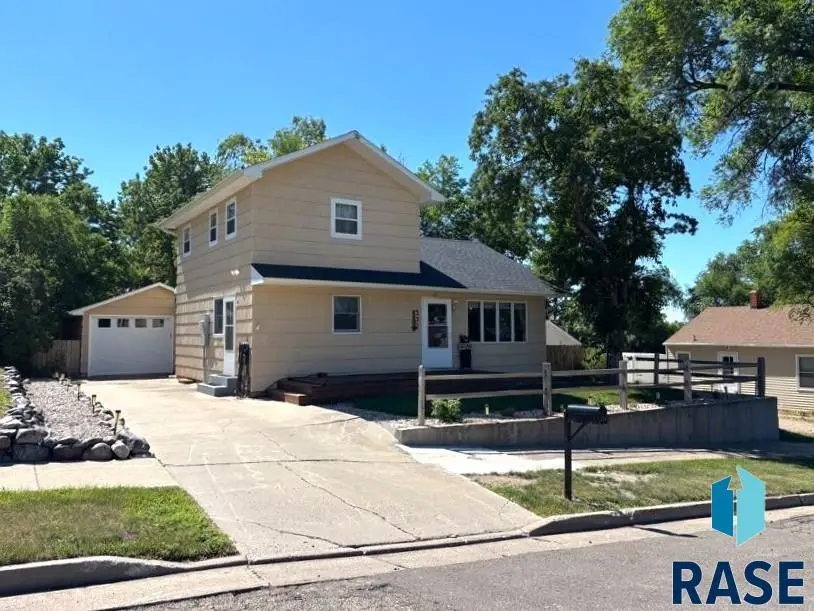 114 N Maple Ave, Pierre, SD 57501 - #2