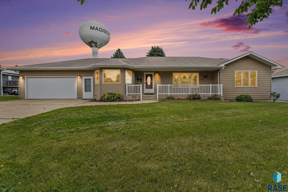 936 Heatherwood Ave, Madison, SD 57042 - #1