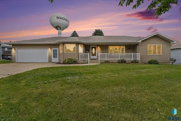 936 Heatherwood Ave, Madison, SD 57042