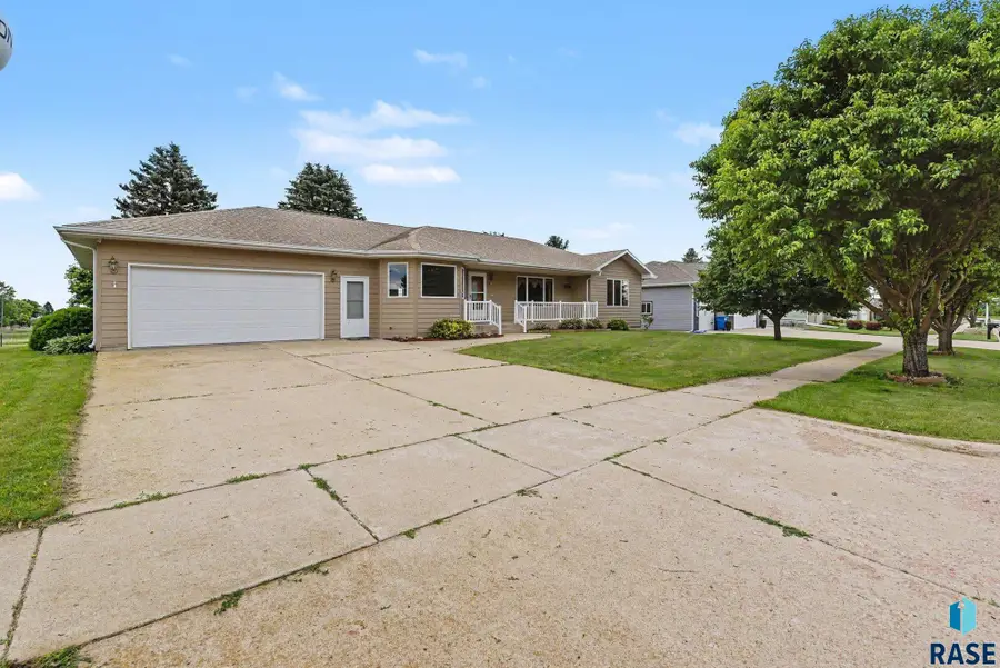 936 Heatherwood Ave, Madison, SD 57042 - #2
