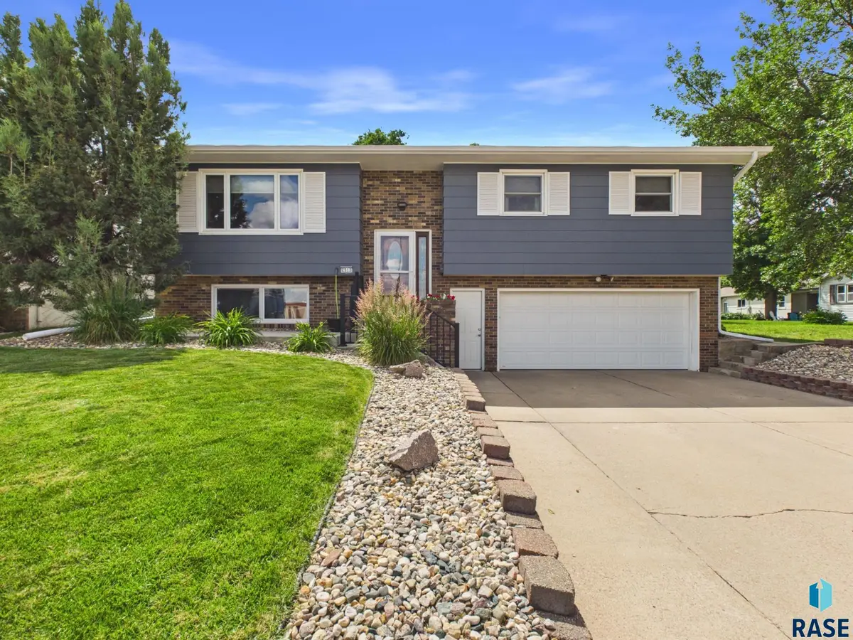 2513 S Lake Ave, Sioux Falls, SD 57105 - #1