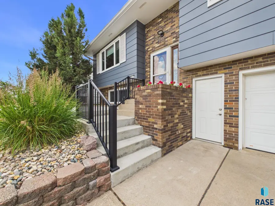 2513 S Lake Ave, Sioux Falls, SD 57105 - #3