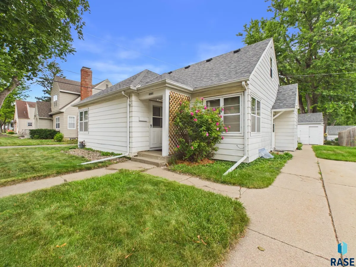 308 E 18th St, Sioux Falls, SD 57104 - #1