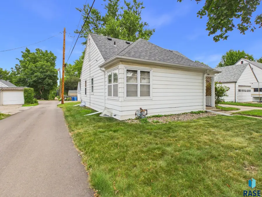 308 E 18th St, Sioux Falls, SD 57104 - #3