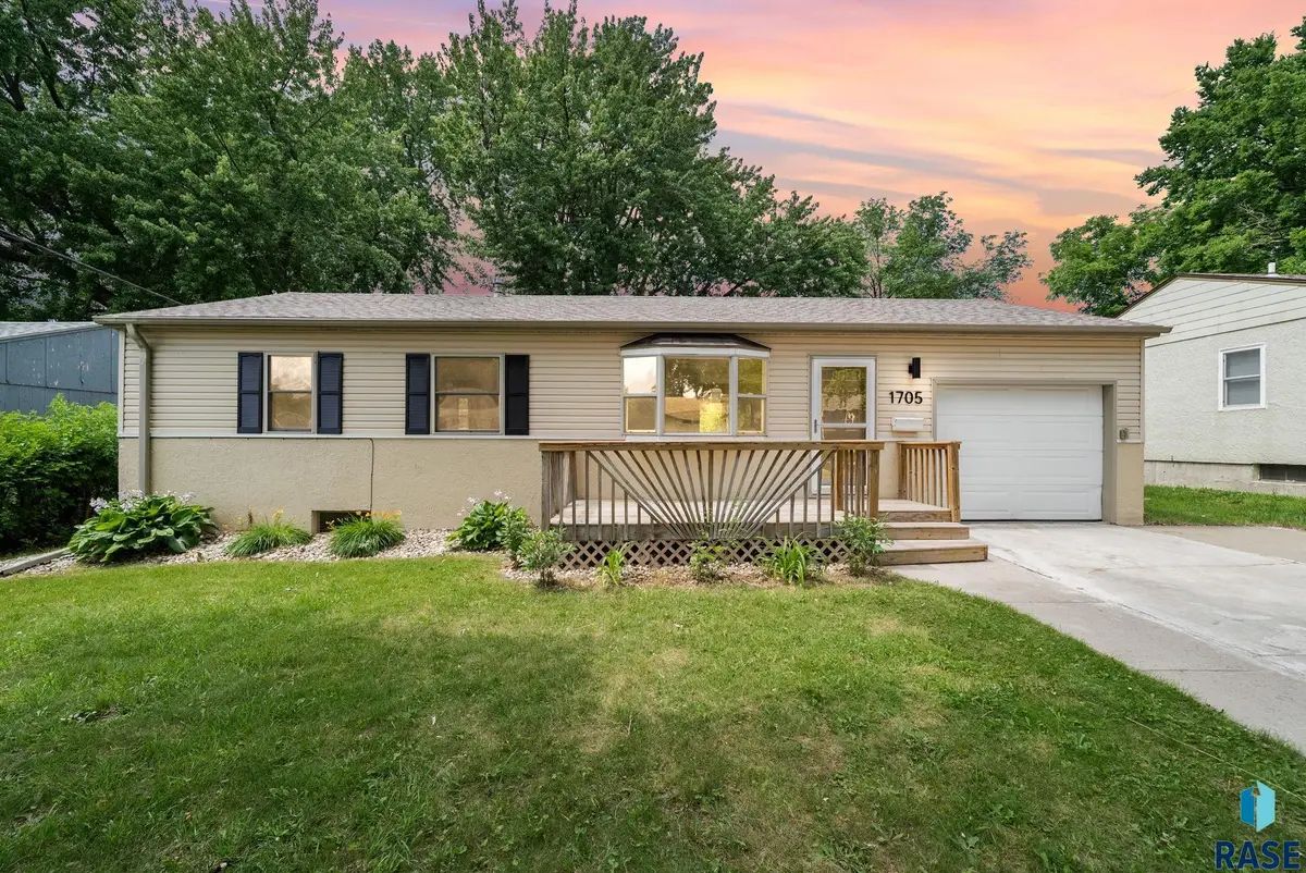 1705 S Point Dr, Sioux Falls, SD 57103 - #1
