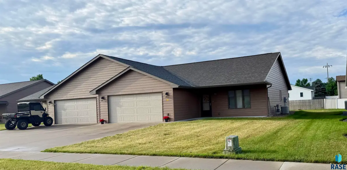 909 W 16th Ave, Mitchell, SD 57301 - #1