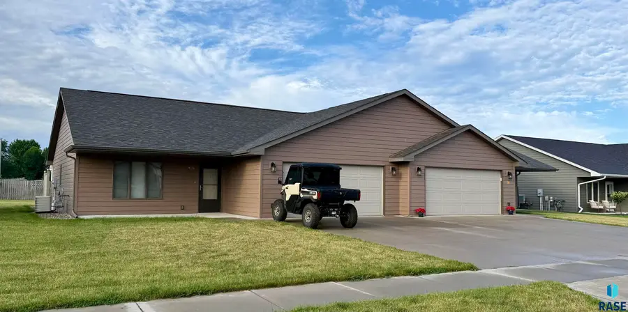 909 W 16th Ave, Mitchell, SD 57301 - #3