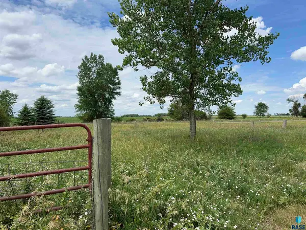 24912 406th Ave, Mitchell, SD 57301