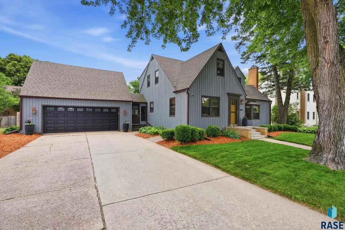 1910 S Phillips Ave, Sioux Falls, SD 57105 - #1