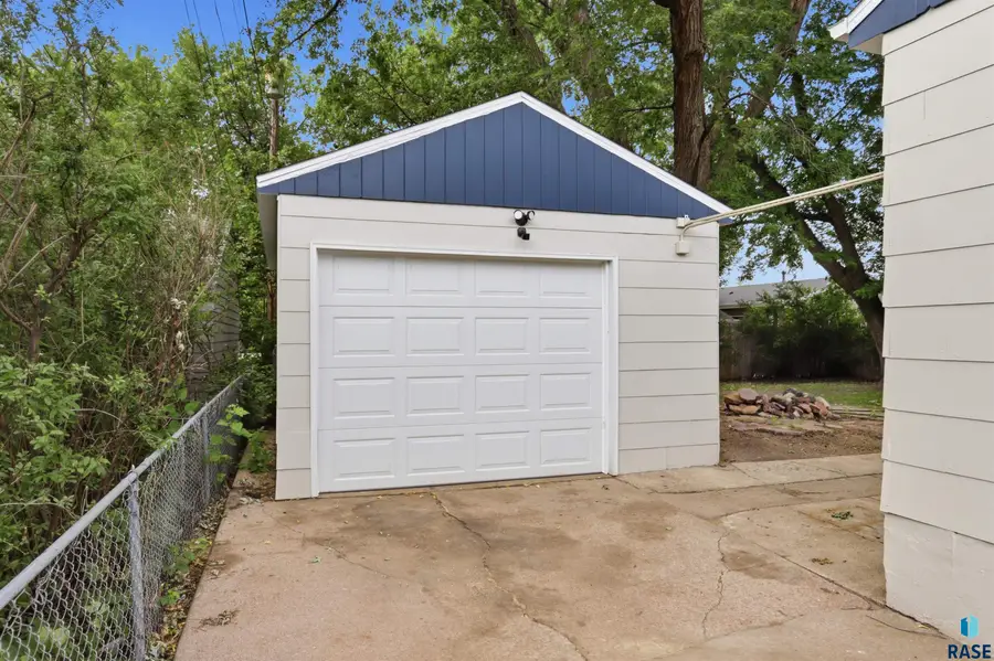 1305 W Thompson Dr, Sioux Falls, SD 57105 - #2