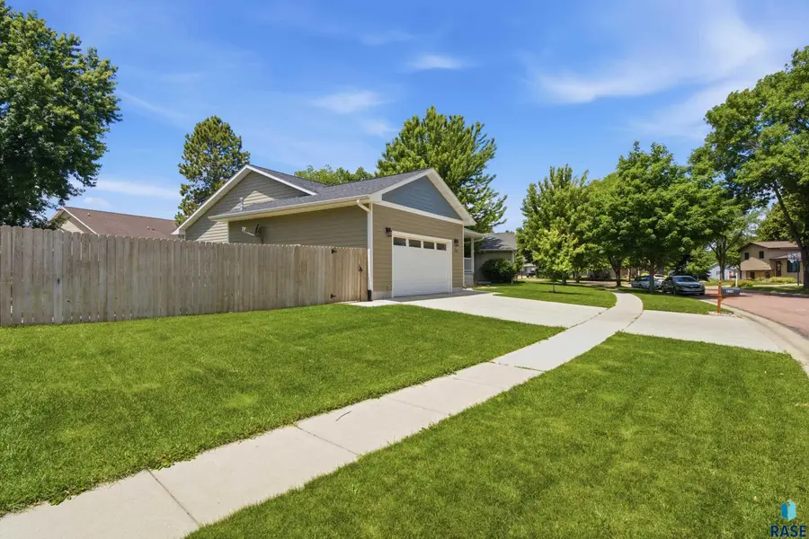 938 Broken Bow Trl, Brookings, SD 57006 - #2
