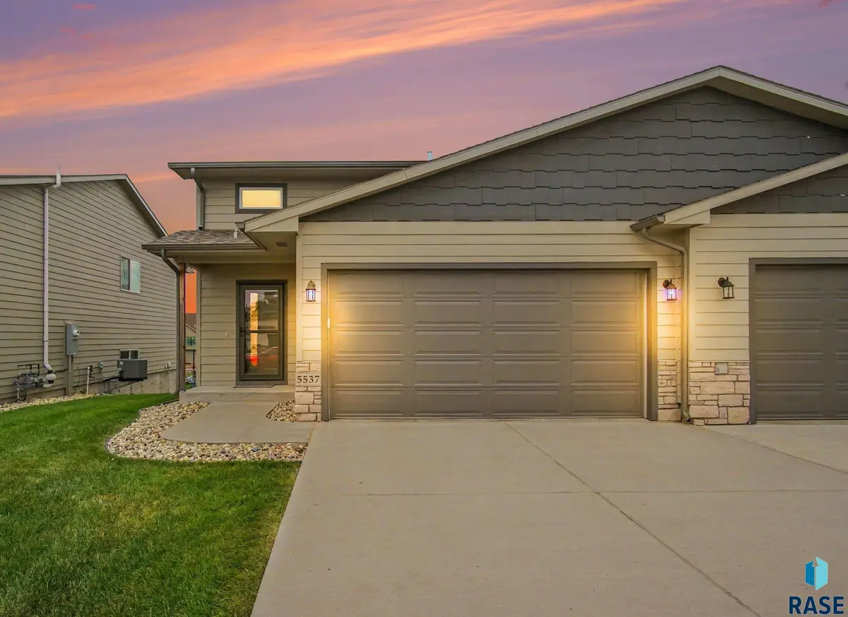 5537 E Brennan Dr, Sioux Falls, SD 57110 - #1