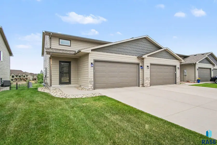 5537 E Brennan Dr, Sioux Falls, SD 57110 - #3