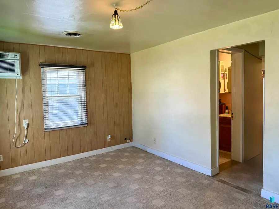 1031 E 1st Ave, Mitchell, SD 57301 - #2