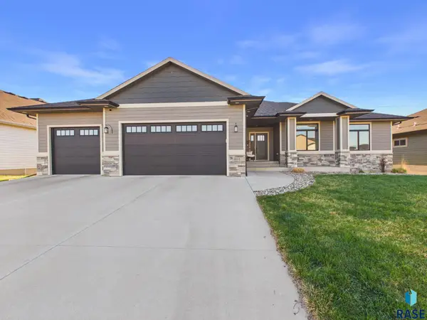 604 N Willow Creek Ave, Sioux Falls, SD 57110