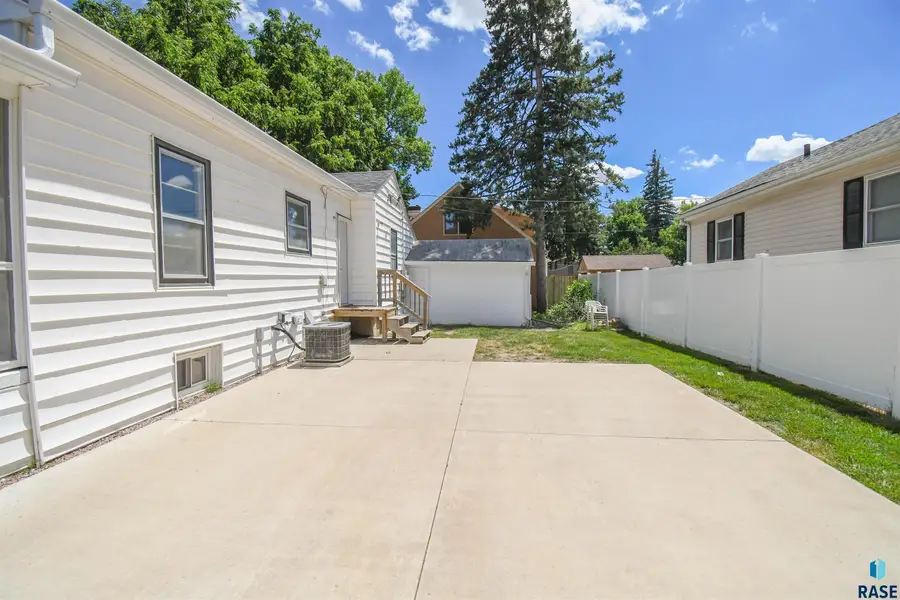 101 W 27th St, Sioux Falls, SD 57105 - #3